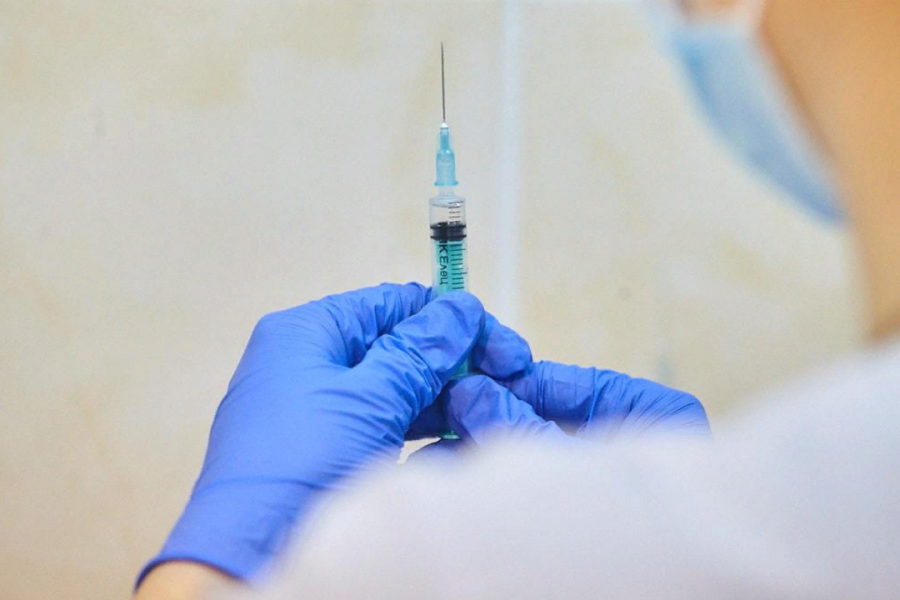 Российский аналитик прогнозирует снижение заболеваемости COVID-19, если прекратить ковидную вакцинацию