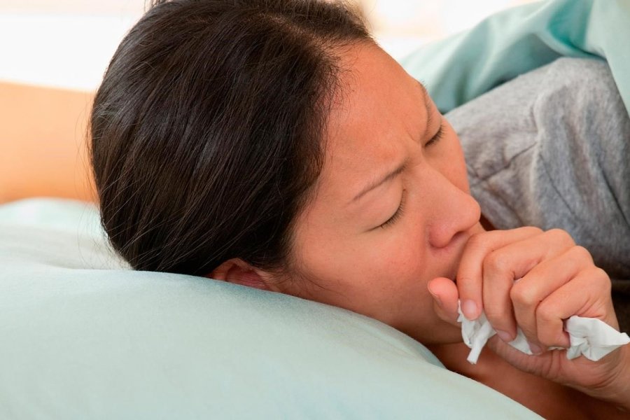 Терапевт Соломин: «омикрон» вызывает ночной кашель и боль в груди