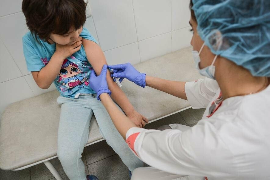 Инфекционист Тимаков назвал три группы детей, нуждающихся в вакцинации против коронавируса COVID-19