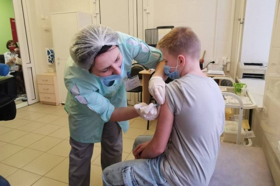 Иммунолог Крючков дал рекомендации по вакцинации детей и подростков от коронавируса