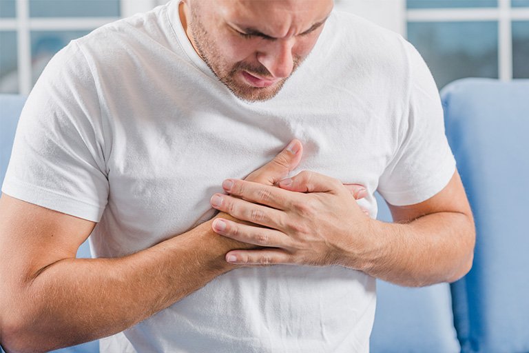 Врач Хубчандани: признаками ишемической болезни сердца могут быть боль в груди, одышка и изжога