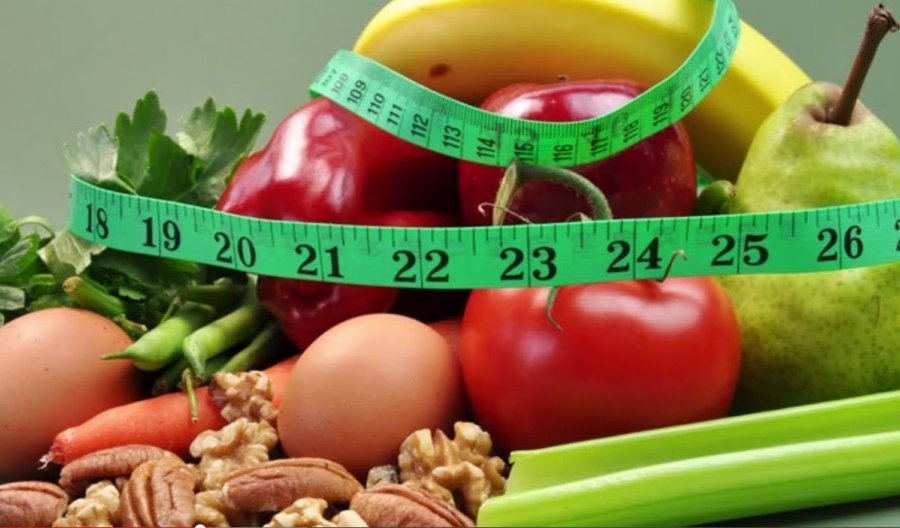 Диетолог Игнатикова порекомендовала избегать строгой диеты при похудении к лету