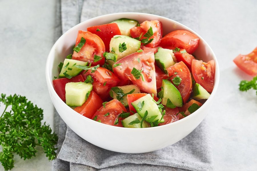 Диетологи объяснили, кому вреден салат из огурцов и помидоров