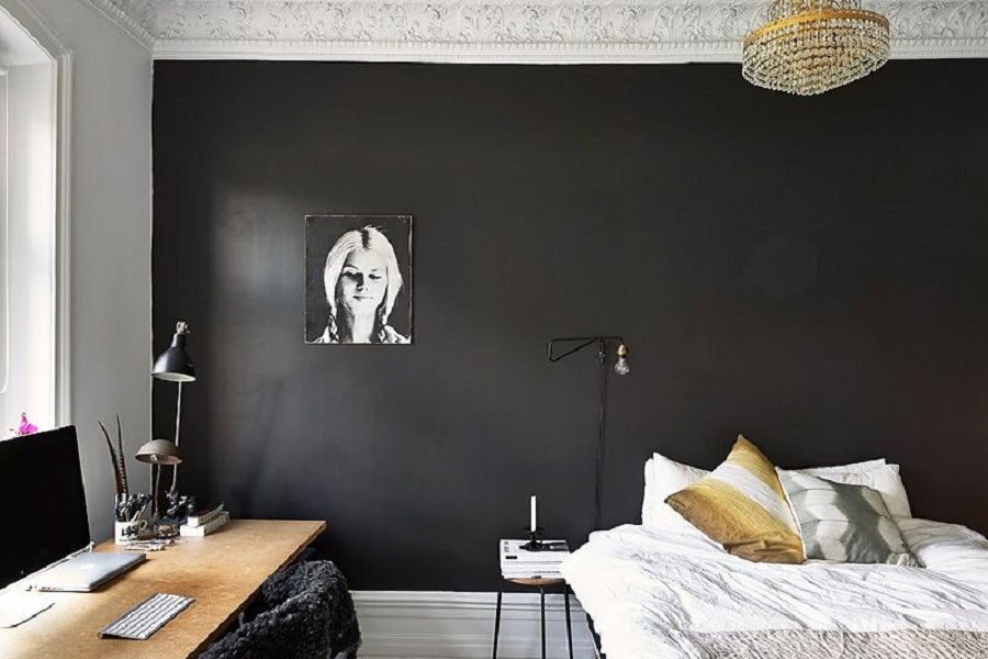 Дизайнер Линда Хейслетт предложила при тревожности красить стены в доме в черный или серый цвет