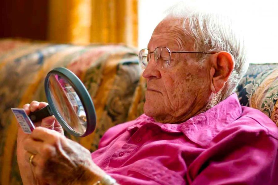 Врач-офтальмолог Игорь Дубенков перечислил гражданам РФ четыре заболевания глаз которые возможны у пожилых людей