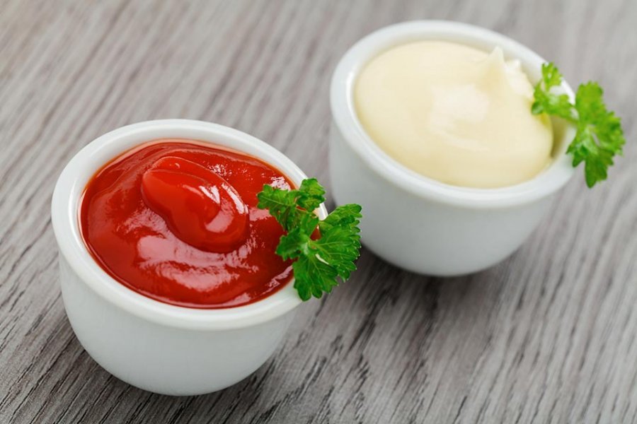 Гастроэнтеролог Екатерина Кашух заявила, что майонез и кетчуп являются самыми вредными соусами