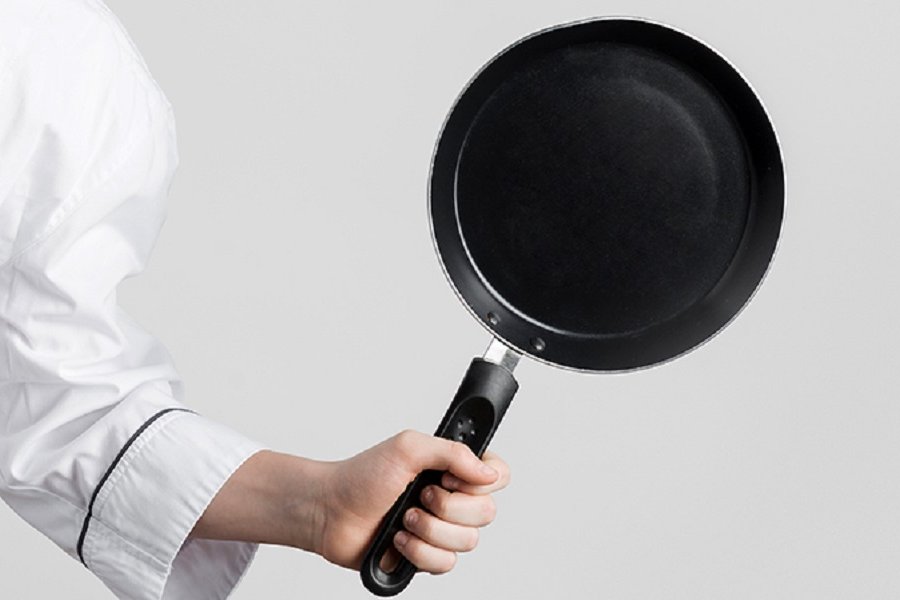 Терапевт Десаи: использование поцарапанных сковородок угрожает развитием рака
