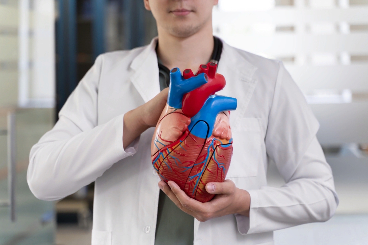 Врачи-кардиологи назвали симптом тяжелой болезни сердца, который опаснее одышки